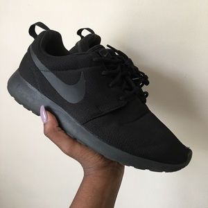 NIKE ROSHE ONE: BLACK